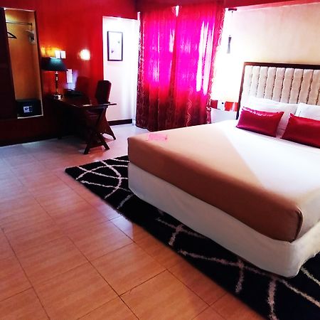 Dulcinea Hotel And Suites Lapu-Lapu City Exteriör bild
