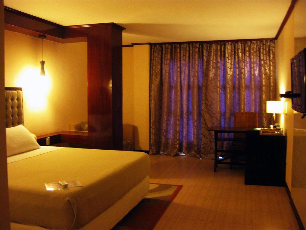 Dulcinea Hotel And Suites Lapu-Lapu City Exteriör bild