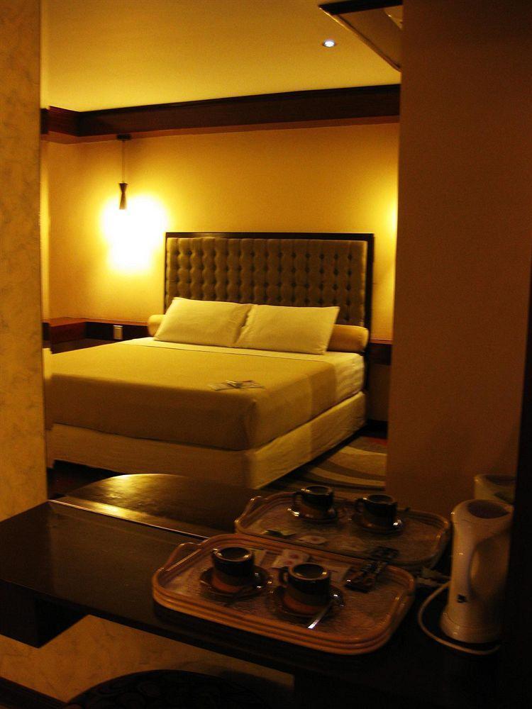Dulcinea Hotel And Suites Lapu-Lapu City Exteriör bild