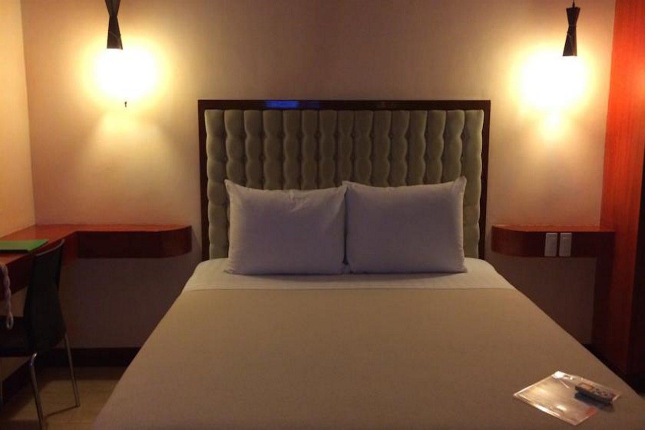 Dulcinea Hotel And Suites Lapu-Lapu City Exteriör bild