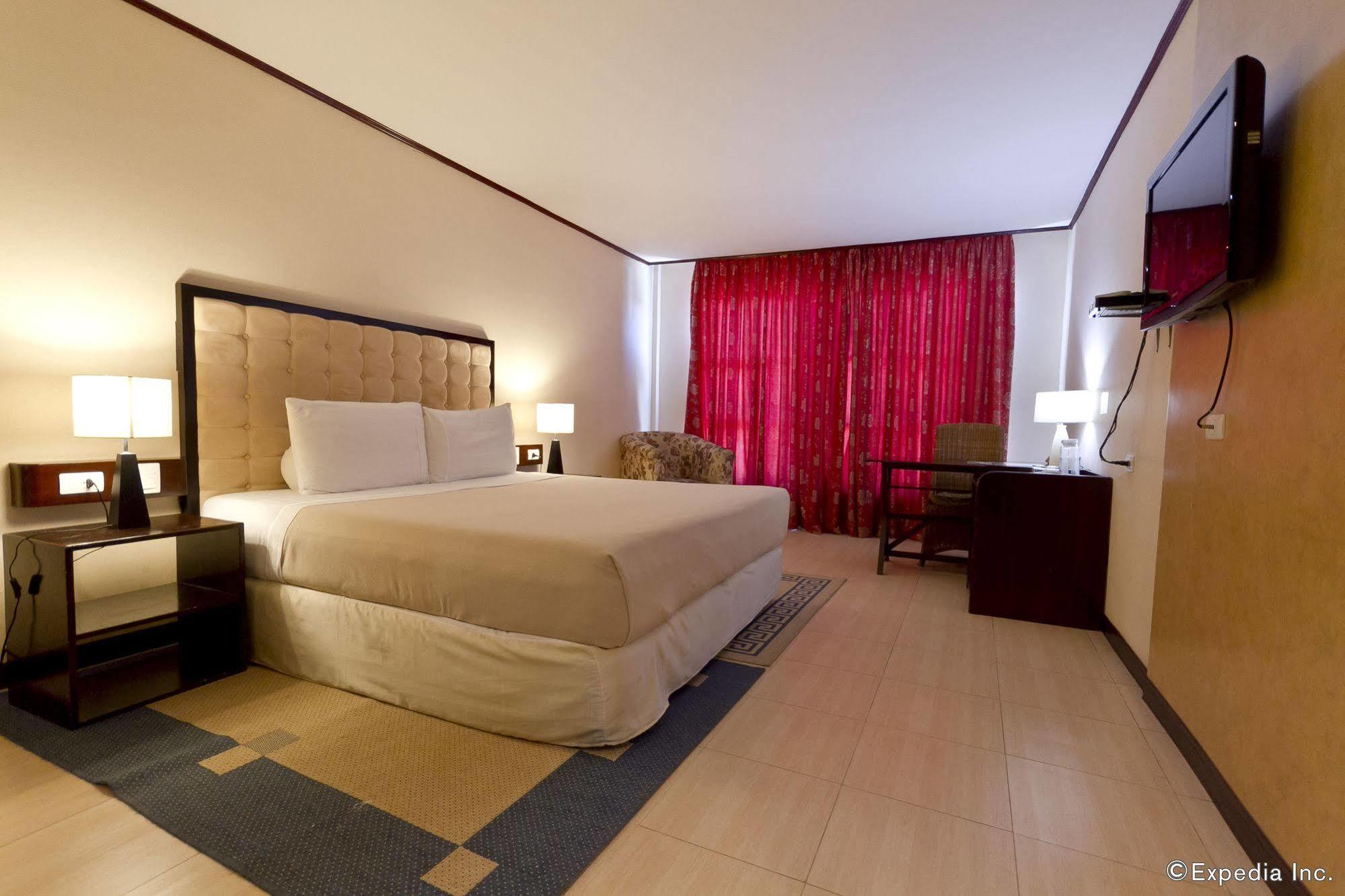 Dulcinea Hotel And Suites Lapu-Lapu City Exteriör bild