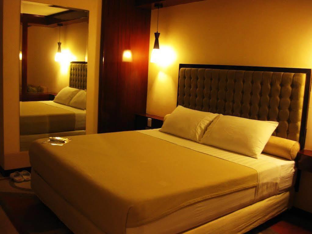 Dulcinea Hotel And Suites Lapu-Lapu City Exteriör bild