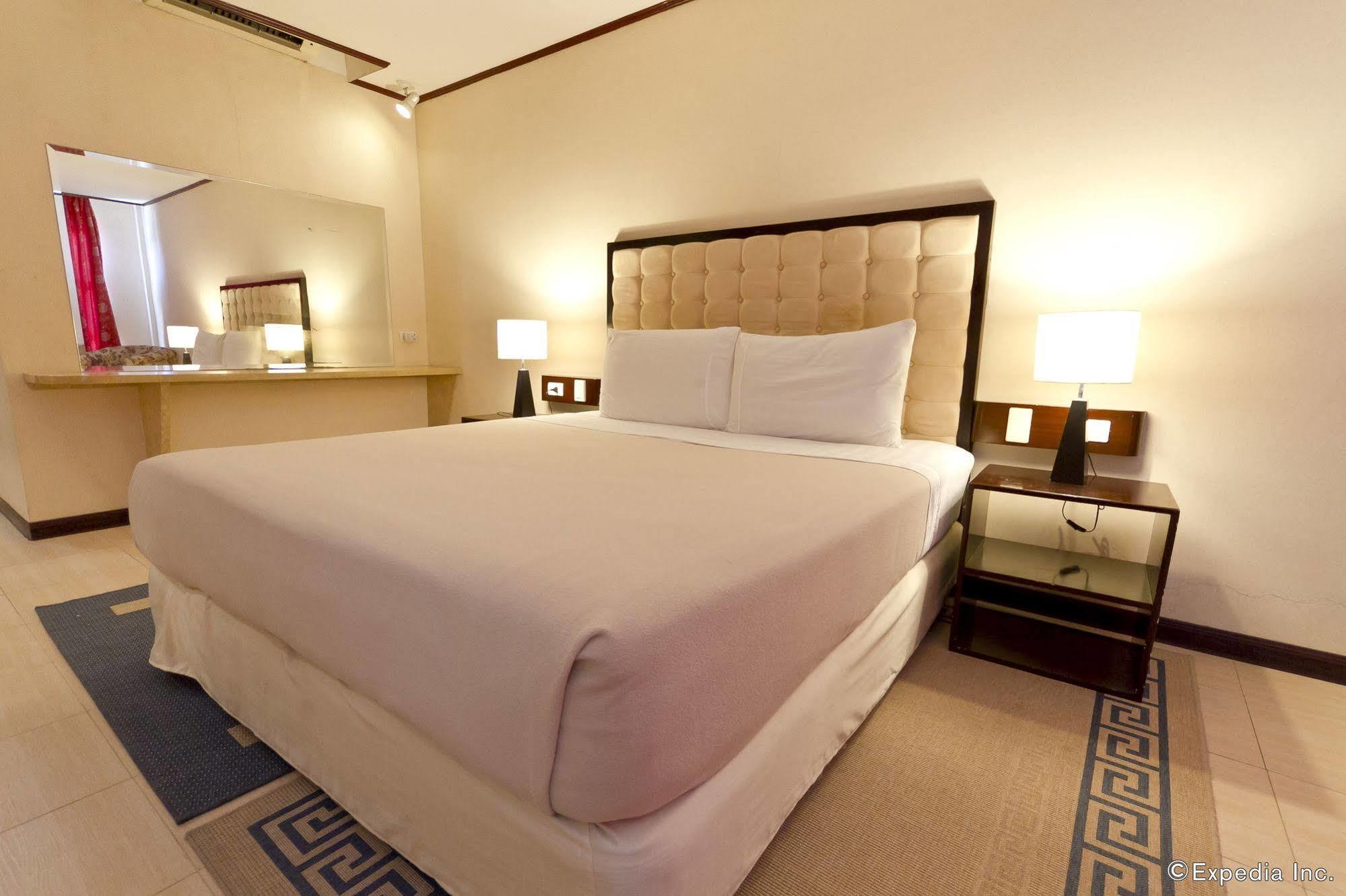 Dulcinea Hotel And Suites Lapu-Lapu City Exteriör bild
