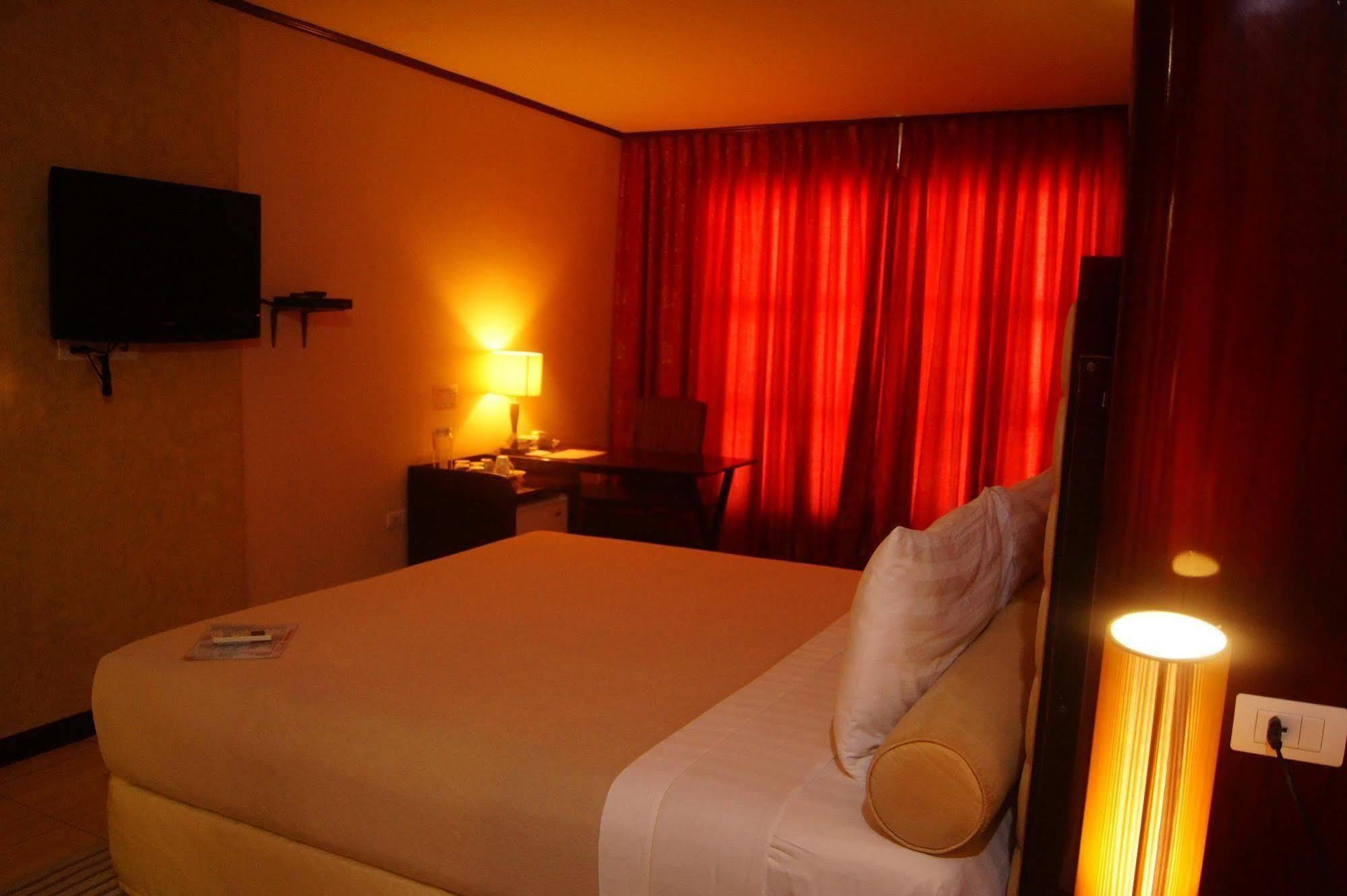 Dulcinea Hotel And Suites Lapu-Lapu City Exteriör bild
