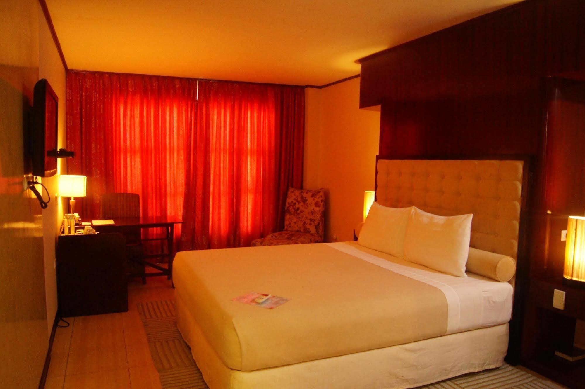 Dulcinea Hotel And Suites Lapu-Lapu City Exteriör bild