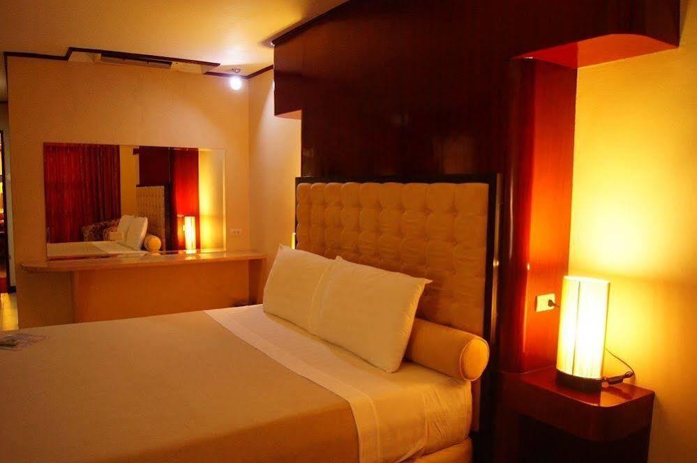 Dulcinea Hotel And Suites Lapu-Lapu City Exteriör bild