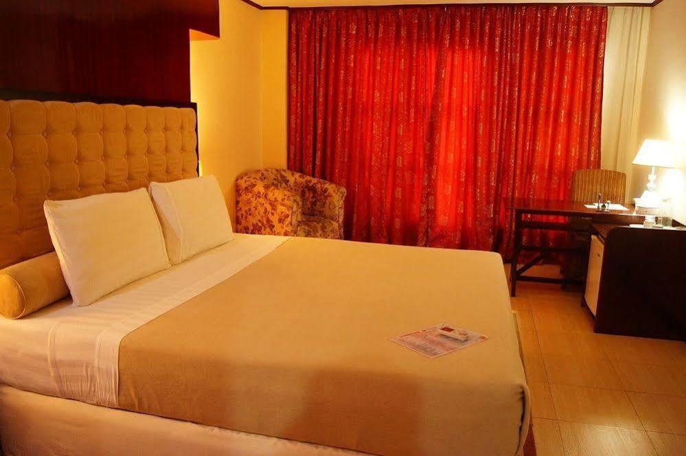 Dulcinea Hotel And Suites Lapu-Lapu City Exteriör bild